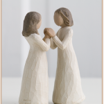 26023 hermanas Figura Hermanas de Corazón (tomarse de la mano) - Willow Tree