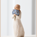 Figura Nunca me Olvides: flores azules 26454 susan lordi figura estátua família anjo peça decoraçao casa significado amizade amor felicidade willow tree desejo aniversário presente nunca me esqueças