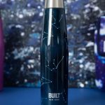 BUILT Apex 540ml Insulated Water Bottle - 'Galaxy' Design Product code BLTAPX540GAL garrafa térmica built ny galaxy Botella Termo Galaxy (Azul con Constelaciones) 540ml: tapón de rosca de acero inoxidable