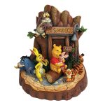 Escena de Winnie The Pooh: Carved By Heart Winnie The Pooh Carved by Heart Figurine 6010879 jim shore disney traditions