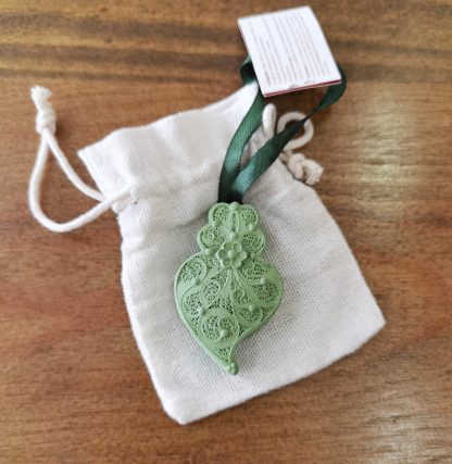 Coração Médio verde em saco de Linho aroma jasmim  agostinha yeso perfumado flor corazón