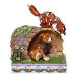 Unlikely Friends - Fox and Hound Log Figurine6008077In celebration of Disney's The Fox and The Hound's 40th Anniversary. This Disney by Jim Shore  disney traditions raposa cão