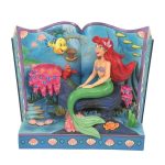 The Little Mermaid Storybook6014323Introducing the Little Mermaid Storybook Figurine from Disney Traditions by Jim Shore. DISNEY TRADITIONS LA SIRENITA A PEQUENA SEREIA