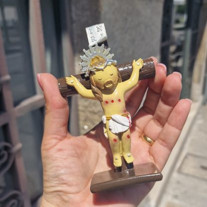 Nuestro Señor de los Navegantes (Caxinas)
– Marca: Little Drops of Water
– Resina pintada a mano
– Diseño portugues
– Medidas: 12 cm de alto

Las Fiestas de Nuestro Señor de los Navegantes tienen el poder de unir a los habitantes de Caxinas y Poça da Barca y atraer a miles de visitantes. Estas fiestas tienen como principal objetivo alabar y honrar al Santo Patrón de Caxinas y Poça da Barca, cuya devoción es especialmente apreciada por quienes se ganan la vida en el mar y trabajan arduamente cada día en condiciones difíciles y adversas. La fiesta se celebra el 6 de agosto. caxinas nosso senhor dos navegantes igreja do barco vila do conde ldw