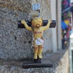 Nuestro Señor de los Navegantes (Caxinas)
– Marca: Little Drops of Water
– Resina pintada a mano
– Diseño portugues
– Medidas: 12 cm de alto

Las Fiestas de Nuestro Señor de los Navegantes tienen el poder de unir a los habitantes de Caxinas y Poça da Barca y atraer a miles de visitantes. Estas fiestas tienen como principal objetivo alabar y honrar al Santo Patrón de Caxinas y Poça da Barca, cuya devoción es especialmente apreciada por quienes se ganan la vida en el mar y trabajan arduamente cada día en condiciones difíciles y adversas. La fiesta se celebra el 6 de agosto. caxinas nosso senhor dos navegantes igreja do barco vila do conde ldw