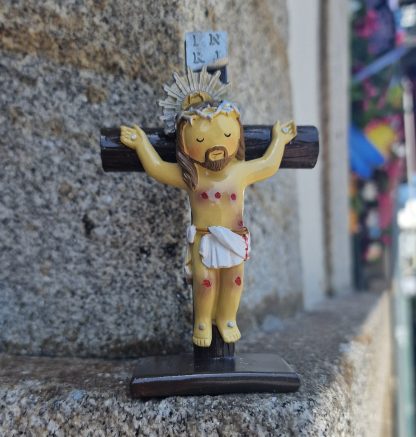 Nuestro Señor de los Navegantes (Caxinas)
– Marca: Little Drops of Water
– Resina pintada a mano
– Diseño portugues
– Medidas: 12 cm de alto

Las Fiestas de Nuestro Señor de los Navegantes tienen el poder de unir a los habitantes de Caxinas y Poça da Barca y atraer a miles de visitantes. Estas fiestas tienen como principal objetivo alabar y honrar al Santo Patrón de Caxinas y Poça da Barca, cuya devoción es especialmente apreciada por quienes se ganan la vida en el mar y trabajan arduamente cada día en condiciones difíciles y adversas. La fiesta se celebra el 6 de agosto. caxinas nosso senhor dos navegantes igreja do barco vila do conde ldw